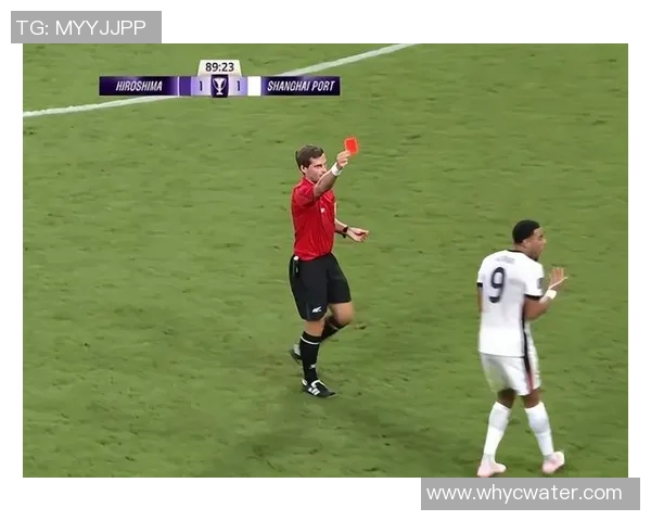 足球明星赛场激烈对抗中因推搡动作引发对手倒地风波